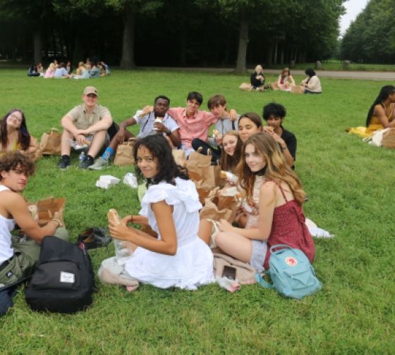 HSSA Paris students lunch picnic