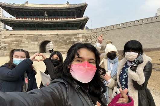 student group by temple in seoul on study abroad